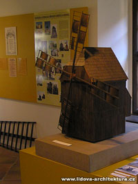 Model dřevěného větrného mlýna v Muzeu Kroměřížska