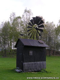 Malý větrný mlýnek s turbínou z oblasti severovýchdní Moravy