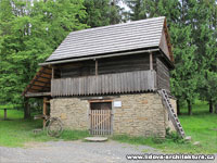 Kopie kovárny s patrovou komorou ve Valašském muzeu v přírodě