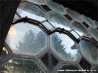 Zasklen okna pomoc malch skel tvercovho a osmihelnkovho tvaru