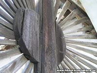 Dřevěná dvoukřídlá vrata s motivem slunce