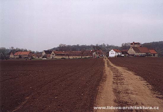ZLUICE - pohled na vesnick sdlo charakterizovan obytnmi a hospodskmi stavbami vyzdnmi pevn z kamene.