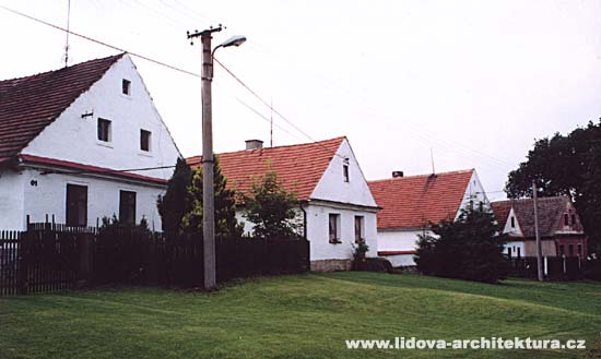 DRAHOU - tradin zstavba ttov orientovanmi domy krytmi sedlovmi stechami s keramickou krytinou.