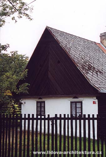 KIVOKLT-AMALN - star zstavbu obce reprezentuje prel domu se stechovit bednnm ttem.