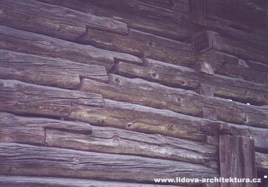 LAOVICE - rouben stna stodoly s napojenm nehrannch trm pepltovnm.