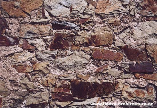 LAOVICE - svisl stna vyzdn z nepravidelnho kamene.