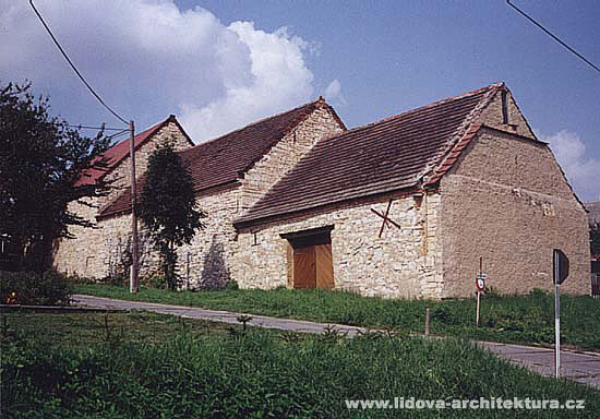 MEC - hospodsk stavby stodol a jejich charakteristick azen ve svaitm ternu s sten odkrytmi tty. 