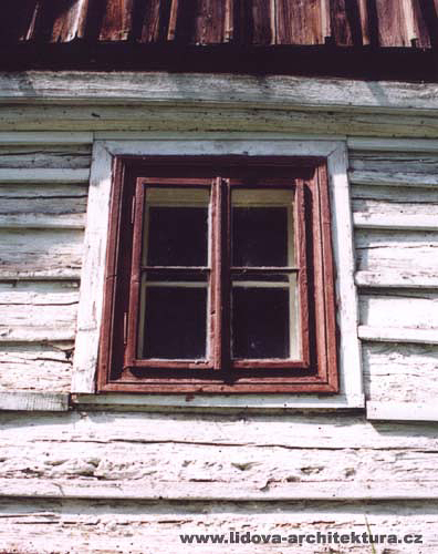 PANO JEZD - okenn otvor s profilovanm okennm rmem osazenm pi vnjm lci rouben stny.