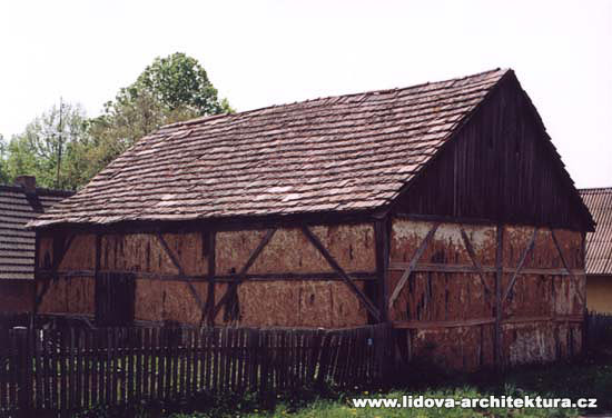 POVLKY - hrzdn stodola s charakteristickou rmovou konstrukc a vplnmi trojhelnkovch nebo lichobnkovch pol.