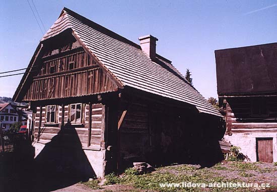 SEMILY - rouben domy pojizerskho typu slouily jako obydl pro drobnj emeslnky a byly vystavny na pelomu 18. a 19. stolet.