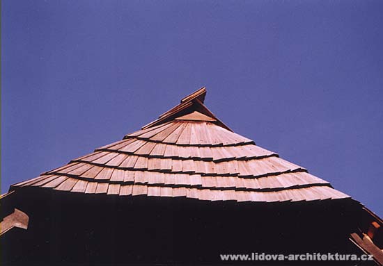 SEMILY - pohled ke ttovmu vrcholu sedlov stechy s jehlanovm kabincem krytm indelem.