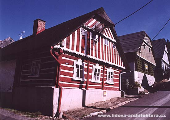 ELEZN BROD, Trvnky - pmstsk enklva staveb lidov architektury, pedstavujc dochovan rouben domy hornho Pojize budovan od 2. poloviny 18. stolet.