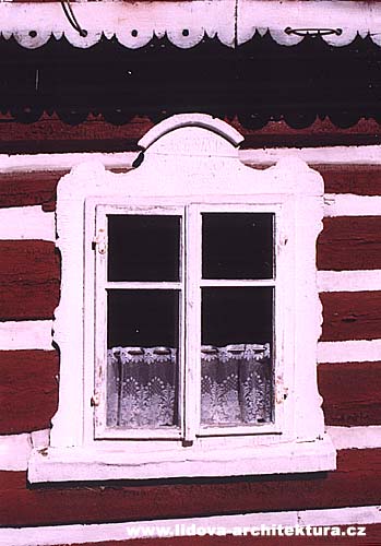 ELEZN BROD, Trvnky - pi vnjm lci rouben stny osazen dvoukdl okno s vnjmi kovanmi zvsy.