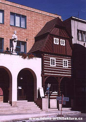 ELEZN BROD, Klemencovsko - pmo na eleznobrodskm nmst se podailo zachovat prel nkdejho m욝anskho domu s polomansardovou stechou, pochzejcho ze zvru 18. stolet.