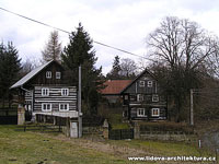 Obec Dobřeň s roubenými patrovými domy