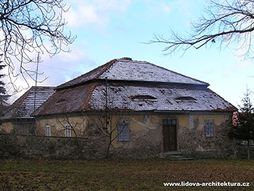 Zděná přízemní fara s mansardovou střechou v obci Rousínov na okrese Rakovník