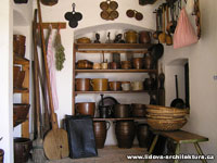 Kuchyňské nádobí položené na policích nebo zavěšené na stěnách