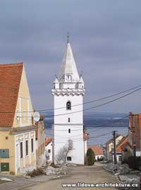 Kostel s gotickou architekturou věže v obci Pavlov