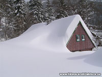 Sněhová pokrývka zatěžující konstrukci střechy