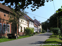 Okapově orientované domy v obci Vlčnov