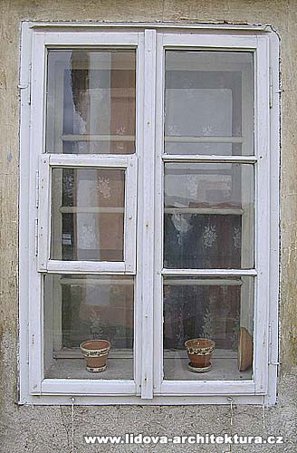 ejkovice - vnj okenn kdla, z nich kad je plemi pravideln dleno do tech tvercovch tabulek.