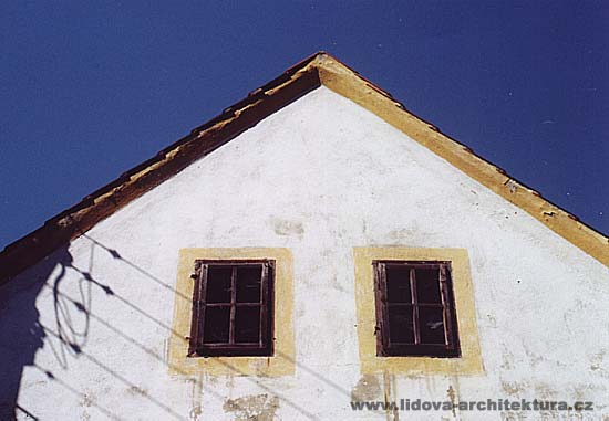 VETATY - pohled k vrcholu zdnho ttu prolomenho dvojic malch oknek, jejich vnj okenn rmy jsou osazeny v lci zdiva.
