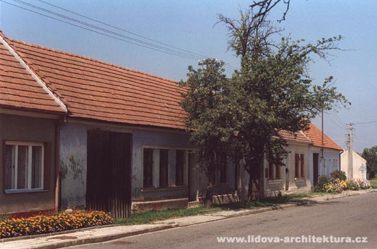 RADJOV - vnj vraz jihomoravskch vesnic charakterizuje pravideln opakovn objekt s podobn uspodanmi okennmi a dvenmi otvory.